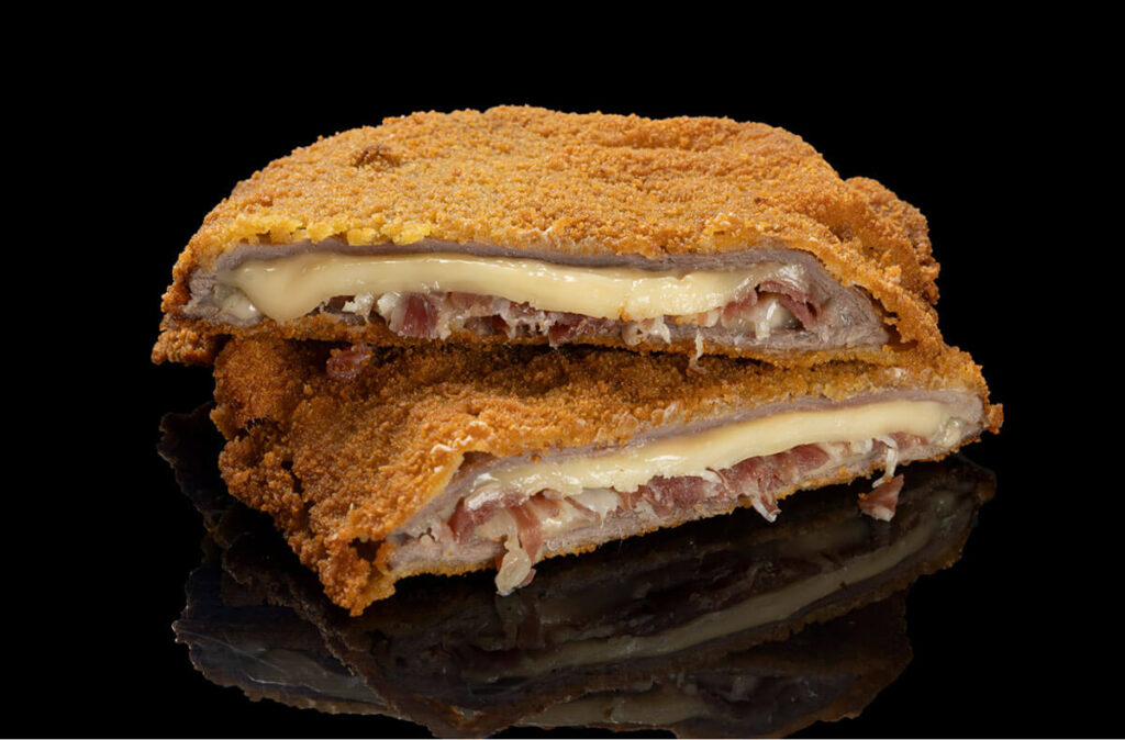 Cachopo tradicional de vacuno mayor relleno de jamón y queso.