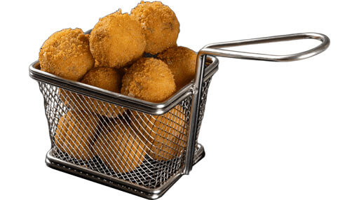 Croquetas artesanas a granel presentadas en cesta de freidora.