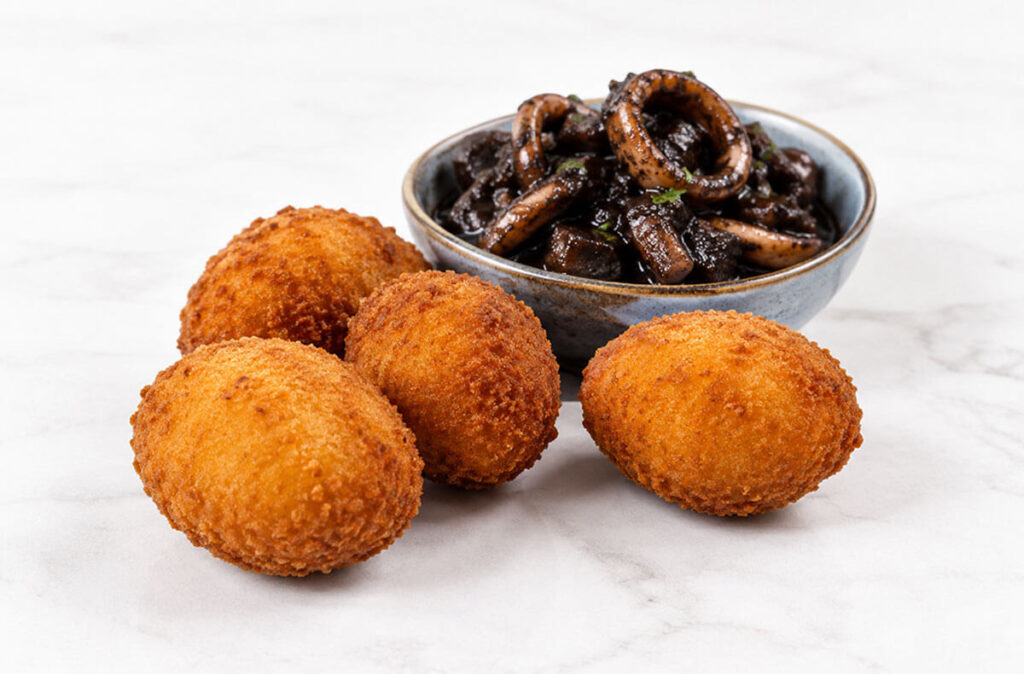 Croquetas artesanas de calamares guisados en su tinta.