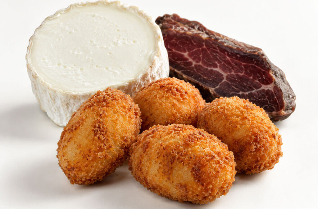 Croquetas artesanas de cecina y queso de cabra.