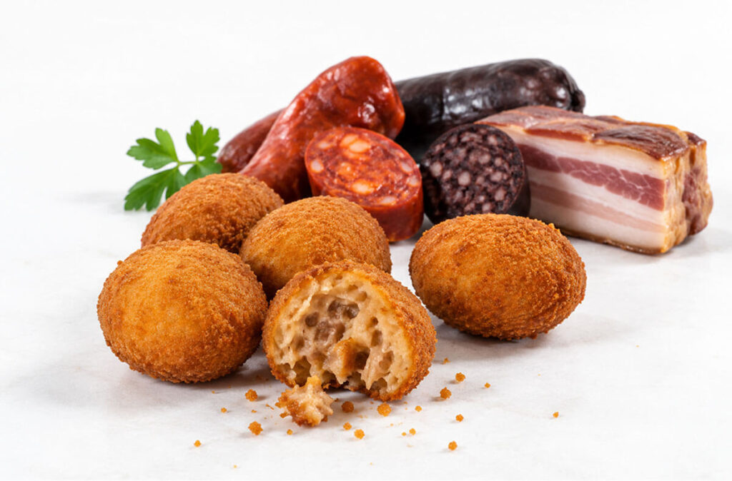 Croquetas artesanas de compango asturiano con chorizo, morcilla y tocino.