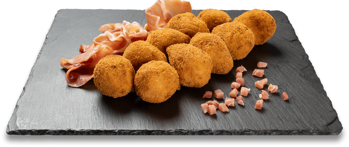 Croquetas artesanas de jamón Pascompan sobre pizarra con jamón en lonchas y dados.