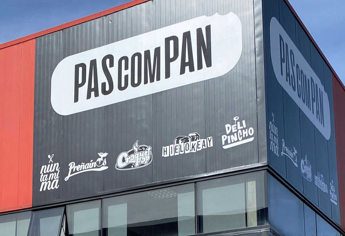 Nave de Pascompan con los logotipos de sus principales marcas.