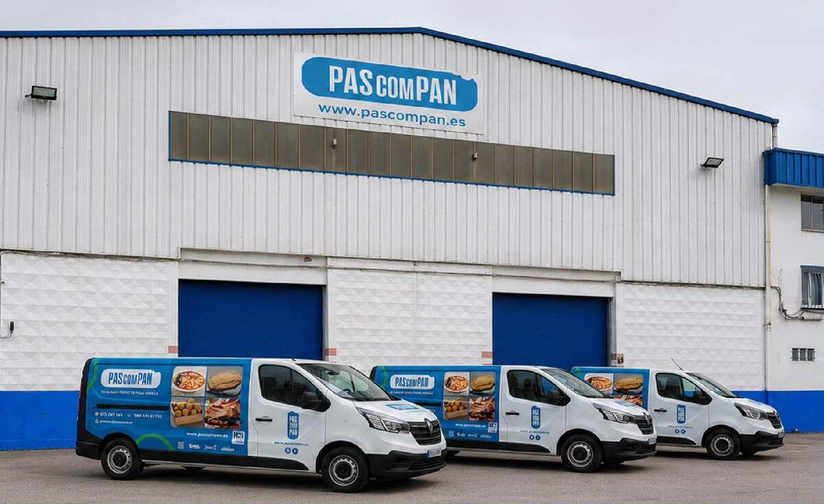 Nave de Pascompan con vehículos de distribución alimentaria
