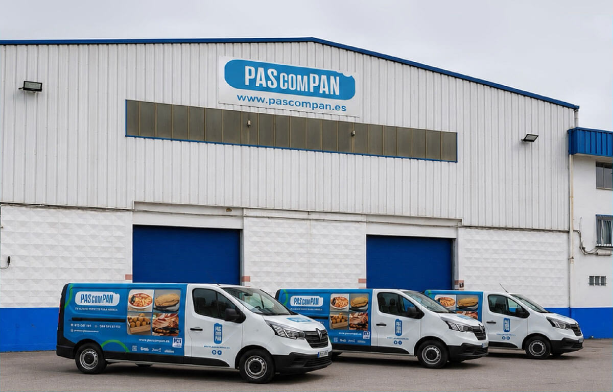 Nave de Pascompan con vehículos de distribución alimentaria.