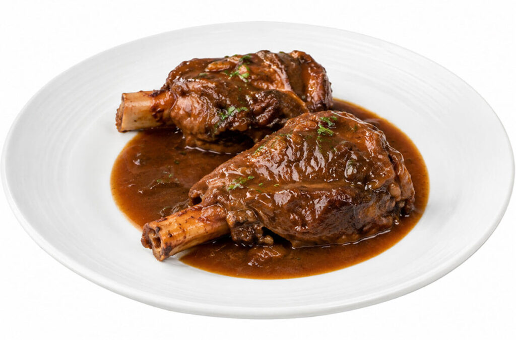 Codillo de cerdo guisado con salsa de cerveza tostada.