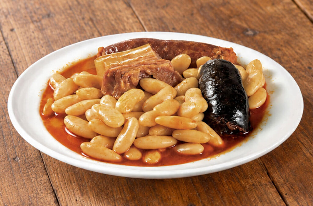 Fabada asturiana preparada con fabes, chorizo, morcilla y tocino.