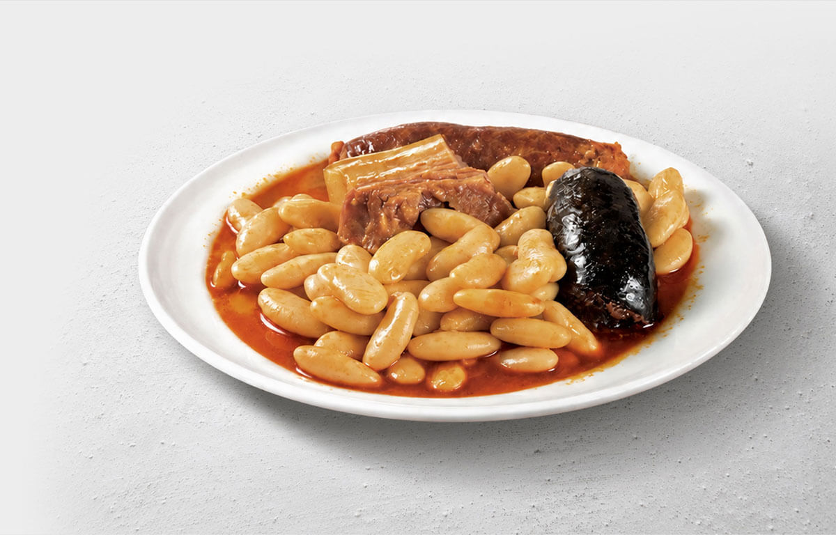 Plato de fabada asturiana preparada con fabes, chorizo, morcilla y tocino.