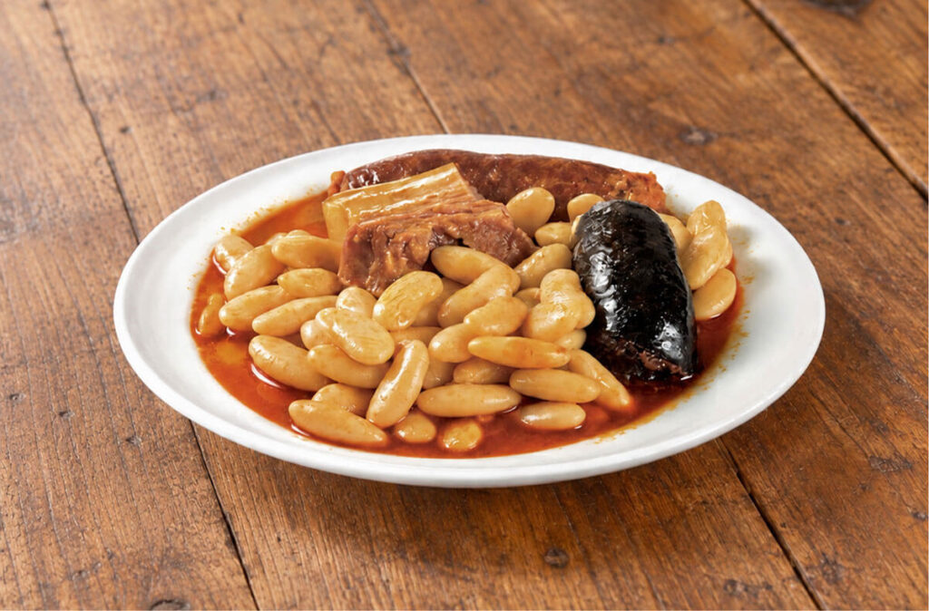 Fabada asturiana preparada con fabes, chorizo, morcilla y tocino.