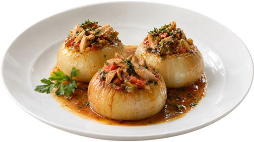 Cebollas confitadas rellenas de bonito del norte y pisto.