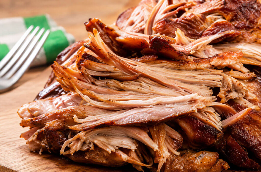Carne de cerdo desmechada con salsa BBQ al bourbon.