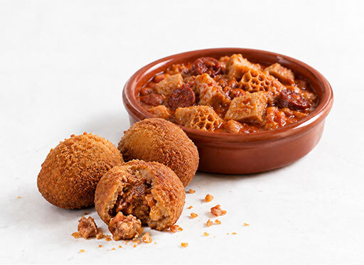 Croquetas artesanas de callos a la asturiana con relleno visible.