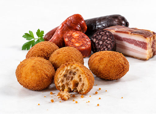 Croquetas artesanas de compango asturiano con chorizo, morcilla y tocino.