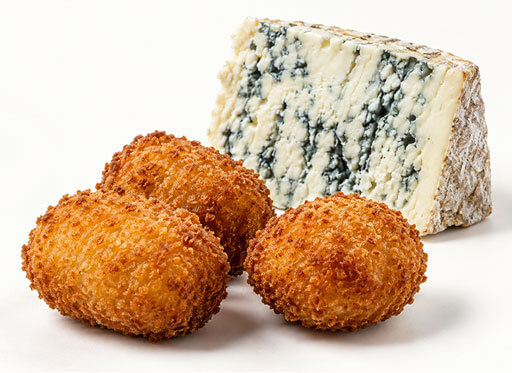 Croquetas artesanas de queso azul con cuña de queso.